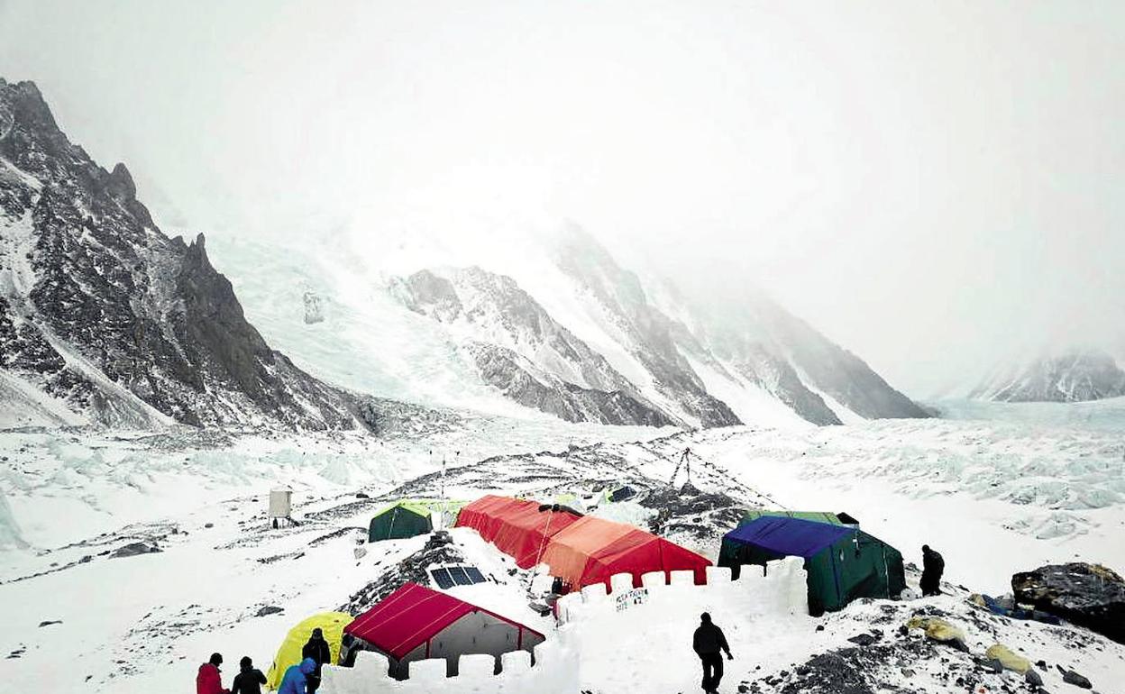 Un equipo de alpinistas construye una muralla de nieve en el campo base del K2. 