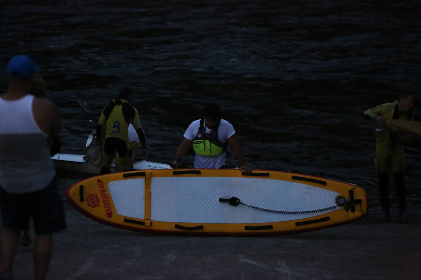 Fotos: Buscan a un hombre desaparecido cuando nadaba en el Nalón