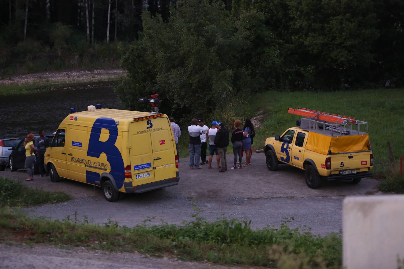 Fotos: Buscan a un hombre desaparecido cuando nadaba en el Nalón