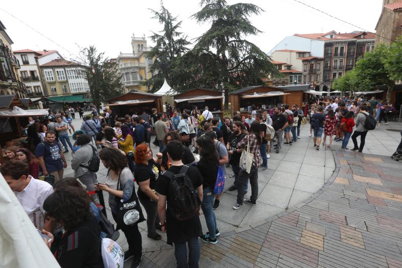 El festival de fantasía y ciencia-ficción llena en su primer día con un público variopinto, talleres, firmas de libros y encuentros con Rosa Montero y John Connolly.