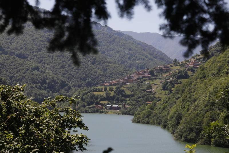 Pueblo de Cobayes en las inmediaciones del pantano de Tanes en el concejo de Caso 