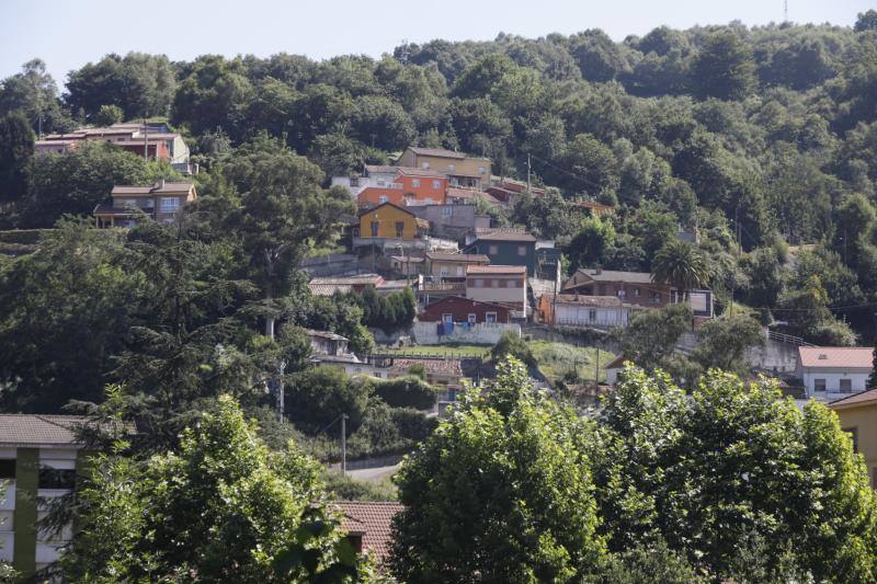 Casas construidas en las laderas que rodean al pueblo de Sama de Langreo