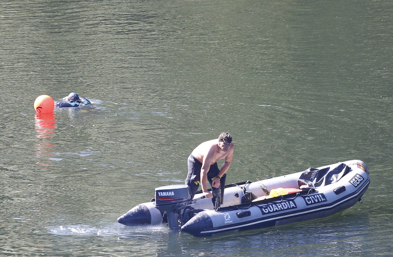 Carlos Antonio Rosario, de origen dominicano y residente en Avilés, estaba con otros cuatro amigos, que le vieron hundirse en el agua