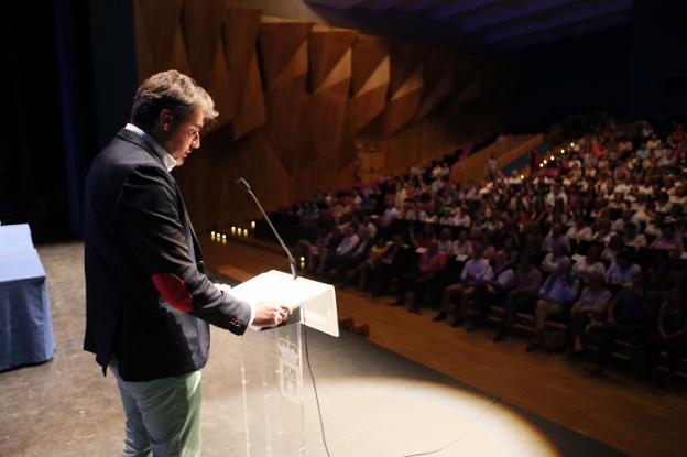 Ignacio Calviño durante el pregón ante un auditorio abarrotado de gente. 