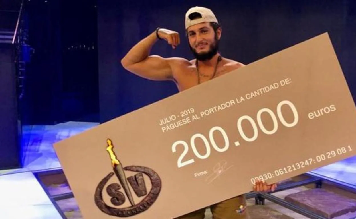 Omar Montes posa con el cheque de ganador de 'Supervivientes'.