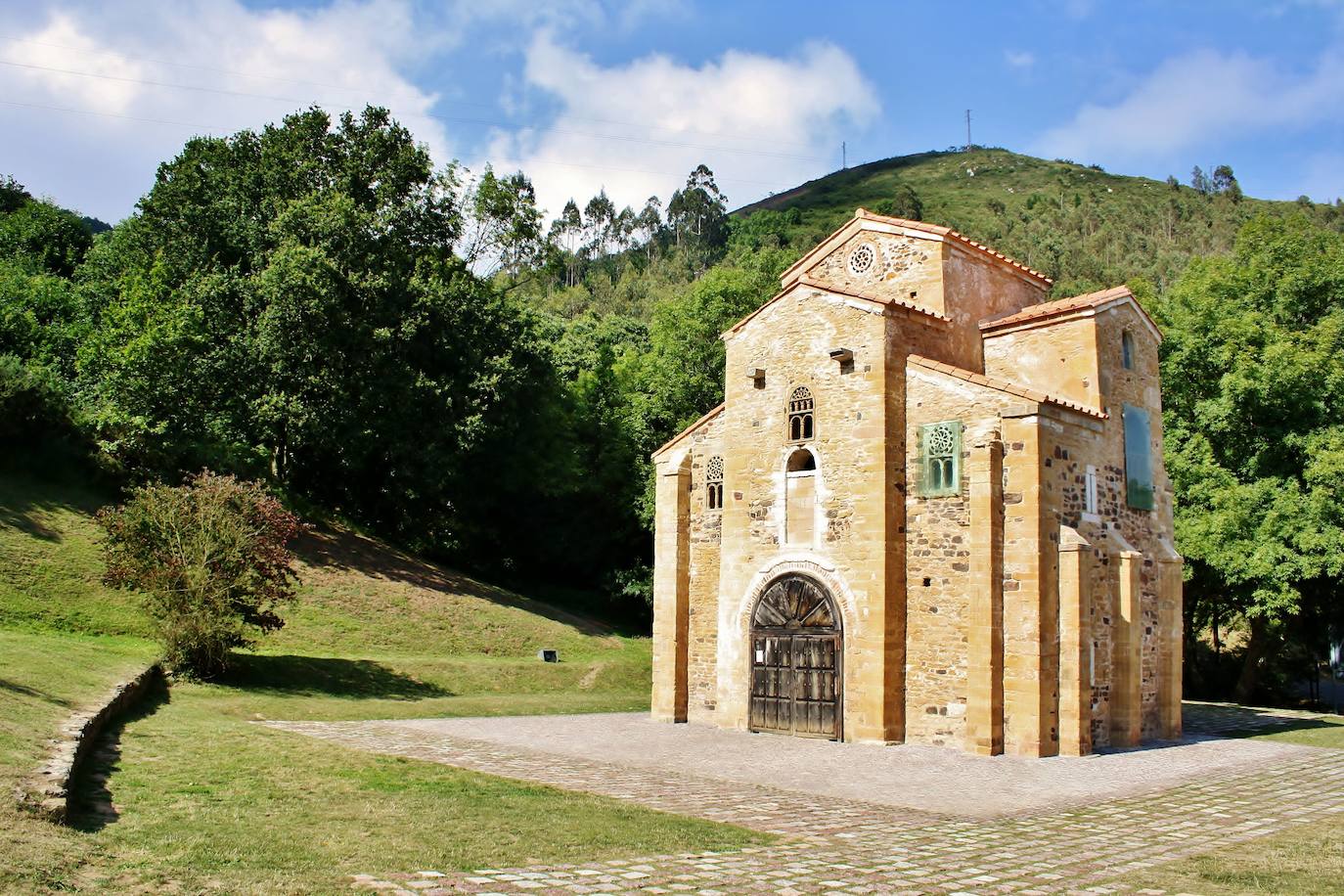 San Miguel de Lillo en el monte Naranco, en los alrededores de Oviedo.