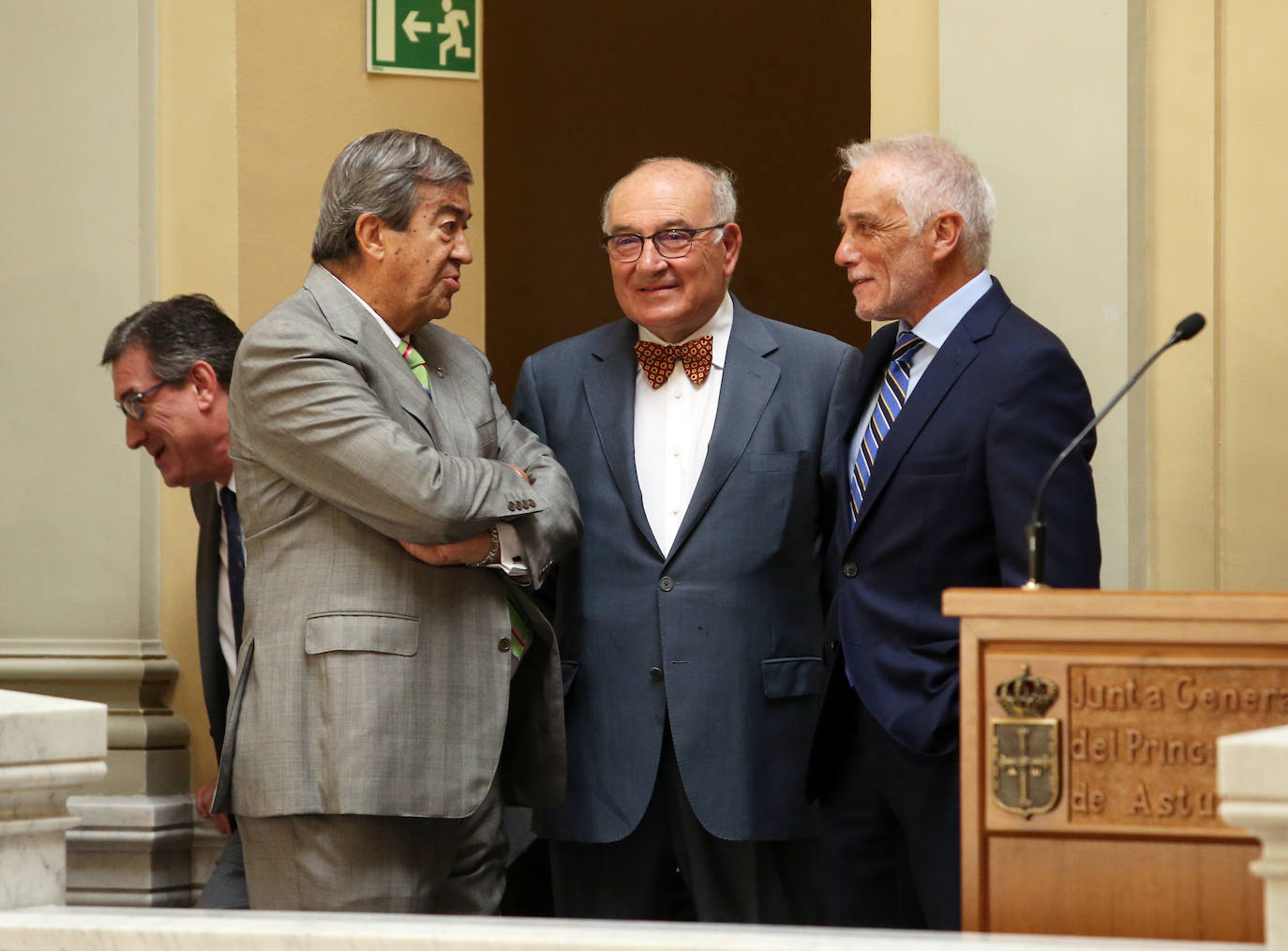 Cientos de personas estuvieron presentes en la Junta General en el acto de toma de posesión de Adrián Barbón.