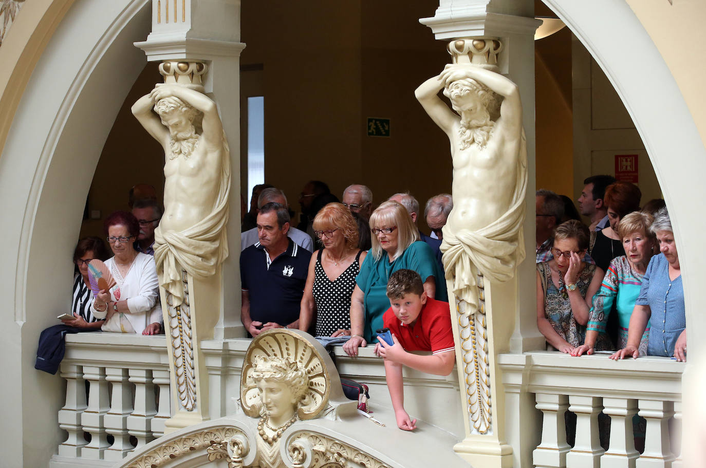 Cientos de personas estuvieron presentes en la Junta General en el acto de toma de posesión de Adrián Barbón.