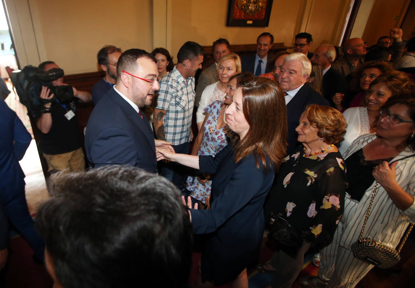 Cientos de personas estuvieron presentes en la Junta General en el acto de toma de posesión de Adrián Barbón.