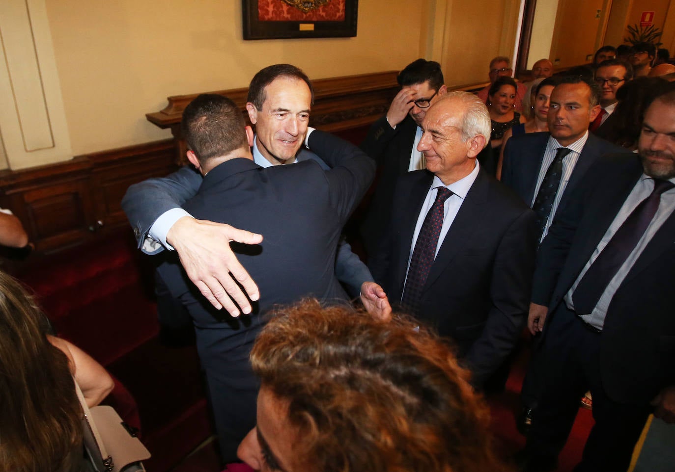 Cientos de personas estuvieron presentes en la Junta General en el acto de toma de posesión de Adrián Barbón.