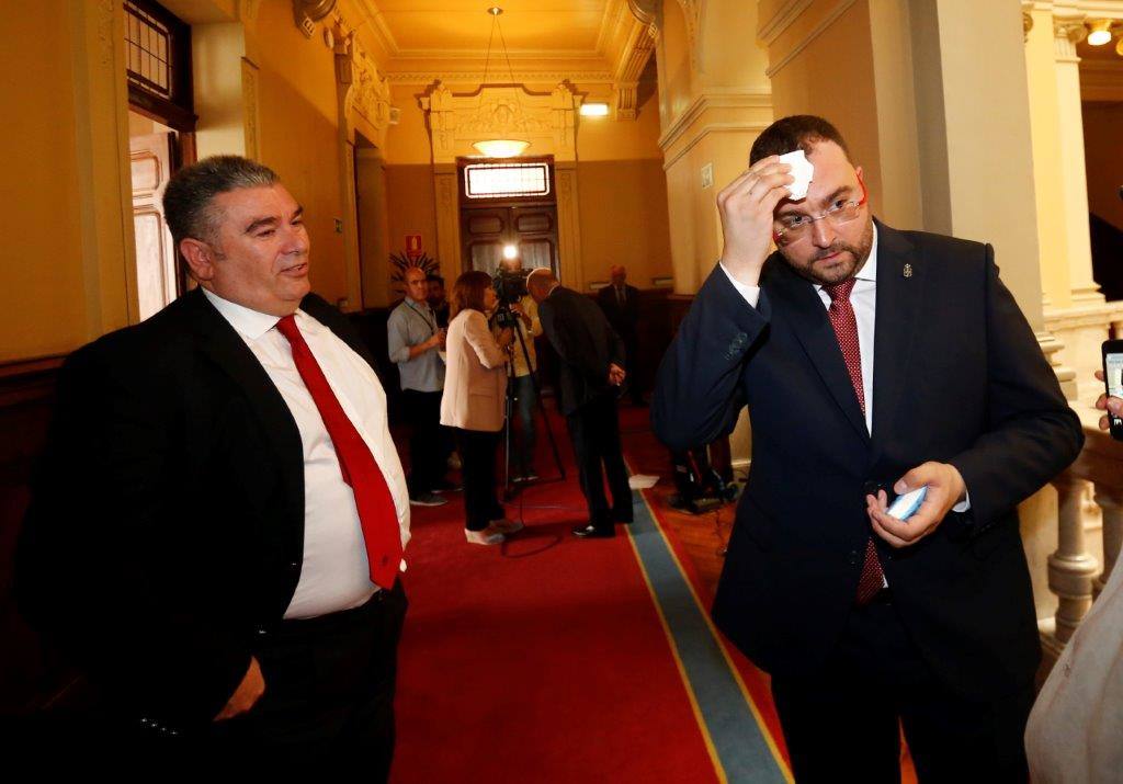 Cientos de personas estuvieron presentes en la Junta General en el acto de toma de posesión de Adrián Barbón.