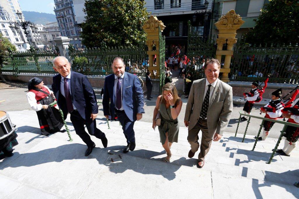 Cientos de personas estuvieron presentes en la Junta General en el acto de toma de posesión de Adrián Barbón.