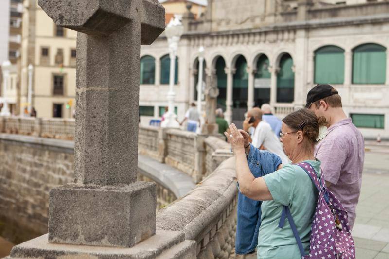 El crucero 'Aida Aura' hizo escala este sábado en el puerto de El Musel. Es la tercera vez este año que este crucero visita la ciudad y en esta ocasión lo hará con 1.200 pasajeros de origen alemán a bordo, así como una tripulación formada por más de 400 personas.