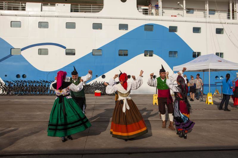 El crucero 'Aida Aura' hizo escala este sábado en el puerto de El Musel. Es la tercera vez este año que este crucero visita la ciudad y en esta ocasión lo hará con 1.200 pasajeros de origen alemán a bordo, así como una tripulación formada por más de 400 personas.