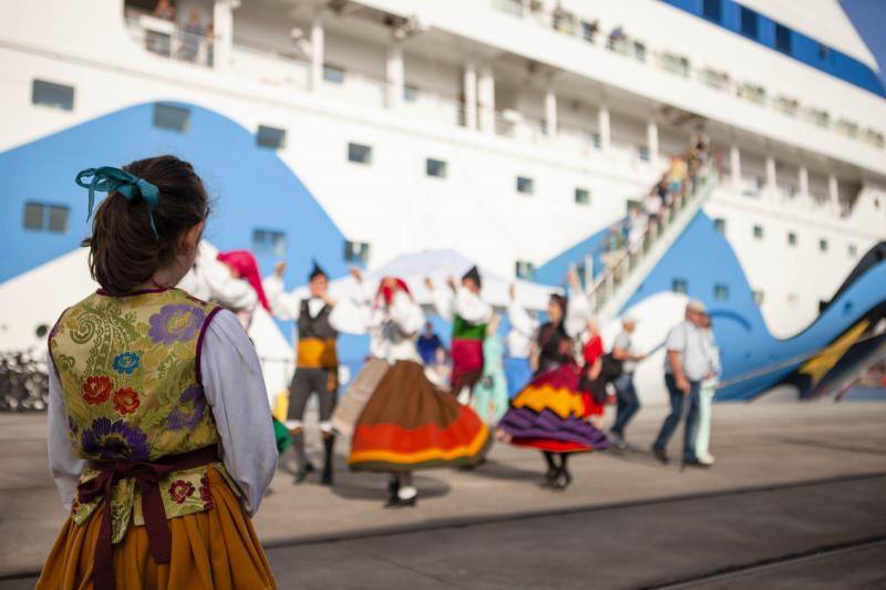 El crucero 'Aida Aura' hizo escala este sábado en el puerto de El Musel. Es la tercera vez este año que este crucero visita la ciudad y en esta ocasión lo hará con 1.200 pasajeros de origen alemán a bordo, así como una tripulación formada por más de 400 personas.