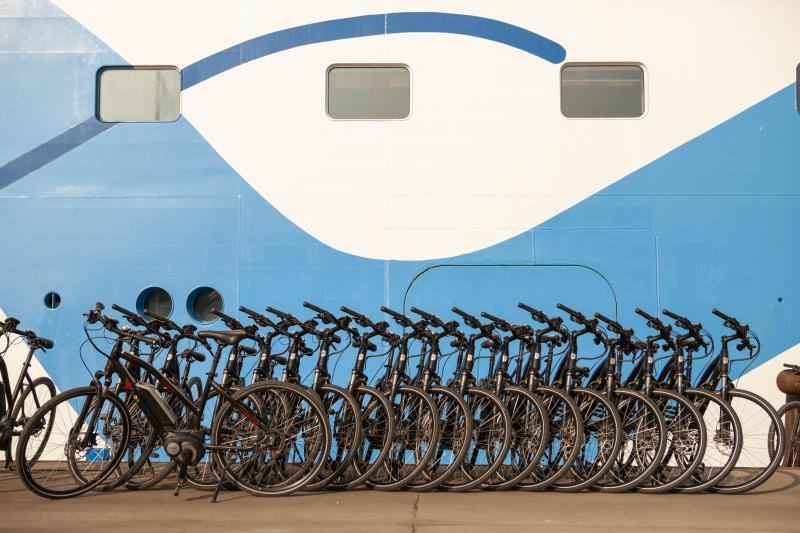 El crucero 'Aida Aura' hizo escala este sábado en el puerto de El Musel. Es la tercera vez este año que este crucero visita la ciudad y en esta ocasión lo hará con 1.200 pasajeros de origen alemán a bordo, así como una tripulación formada por más de 400 personas.