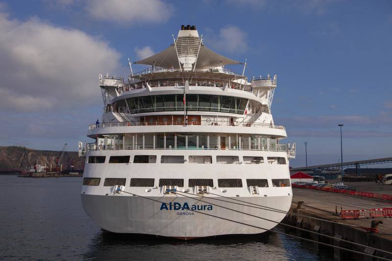 El crucero 'Aida Aura' hizo escala este sábado en el puerto de El Musel. Es la tercera vez este año que este crucero visita la ciudad y en esta ocasión lo hará con 1.200 pasajeros de origen alemán a bordo, así como una tripulación formada por más de 400 personas.