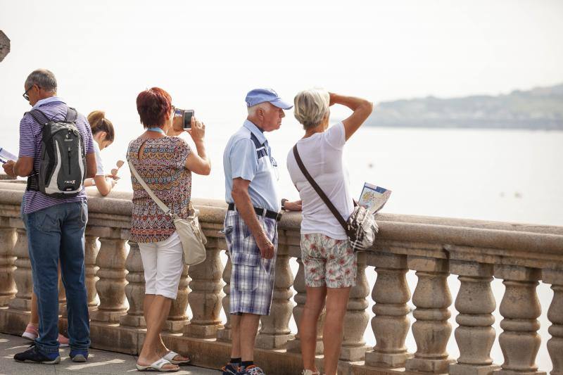 El crucero 'Aida Aura' hizo escala este sábado en el puerto de El Musel. Es la tercera vez este año que este crucero visita la ciudad y en esta ocasión lo hará con 1.200 pasajeros de origen alemán a bordo, así como una tripulación formada por más de 400 personas.