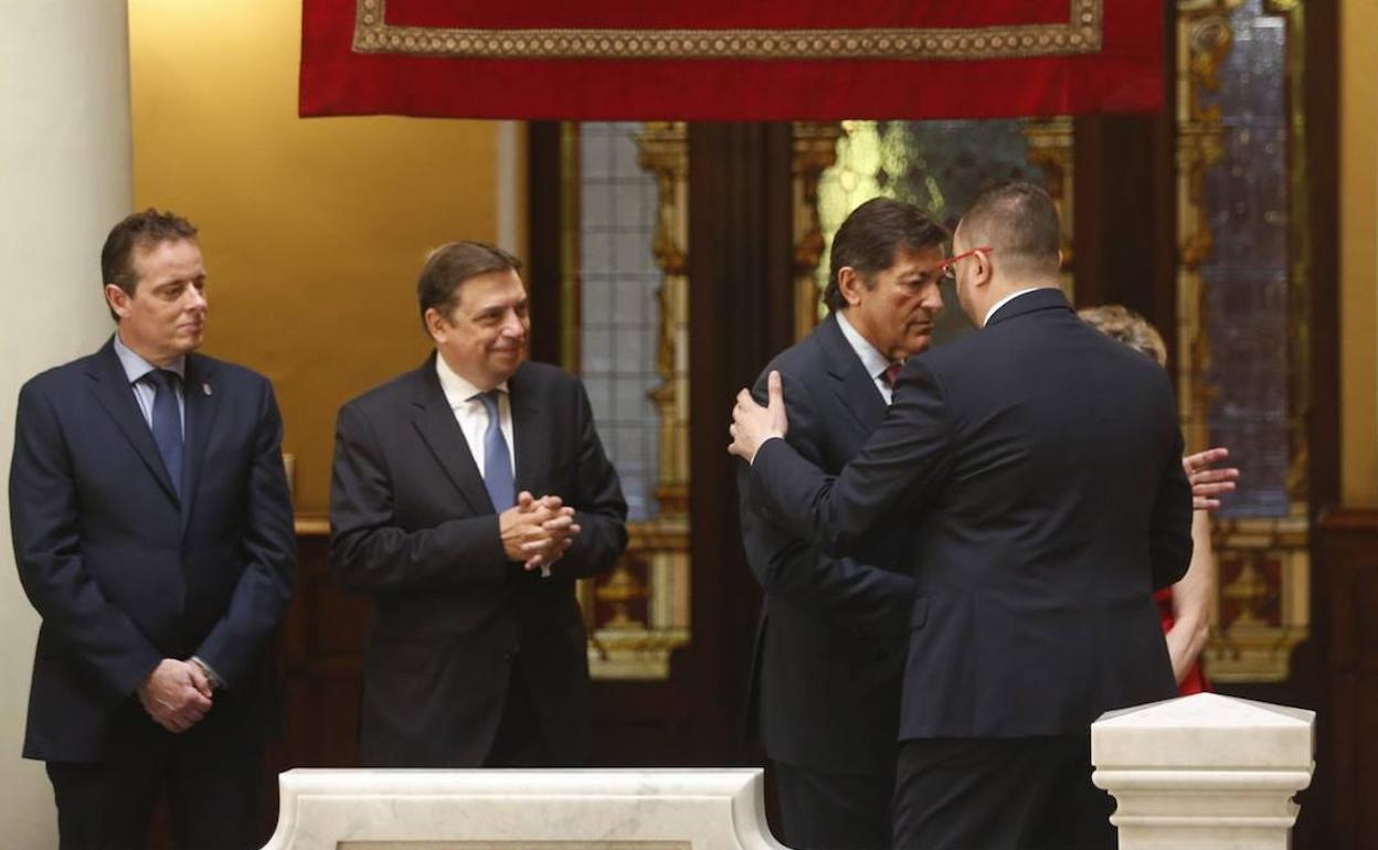 Marcelino Marcos Líndez, junto a Luis Planas, miran el saludo de Javier Fernández y Adrián Barbón. 