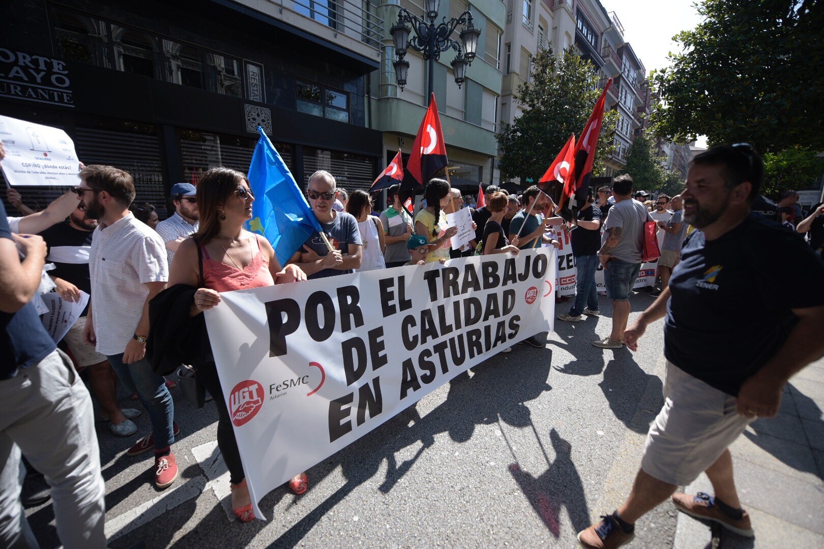 Decenas de trabajadores de Zener y Telecable se han concentrado ante la Junta General minutos antes de la ceremonia de toma de posesión de Adrián Barbón como presidente del Principado. 