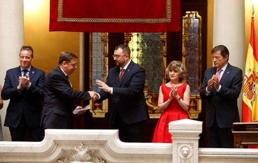 Adrián Barbón ha prometido el cargo de presidente del Principado en una ceremonia solemne desarrollada en la Junta General. Ha estado arropado por expresidentes regionales Javier Fernánder, Francisco Álvarez Cascos, Juan Luis Rodríguez Vigil y Pedro de Silva y los ministros en funciones María Luisa Carcedo y Luis Planas. 