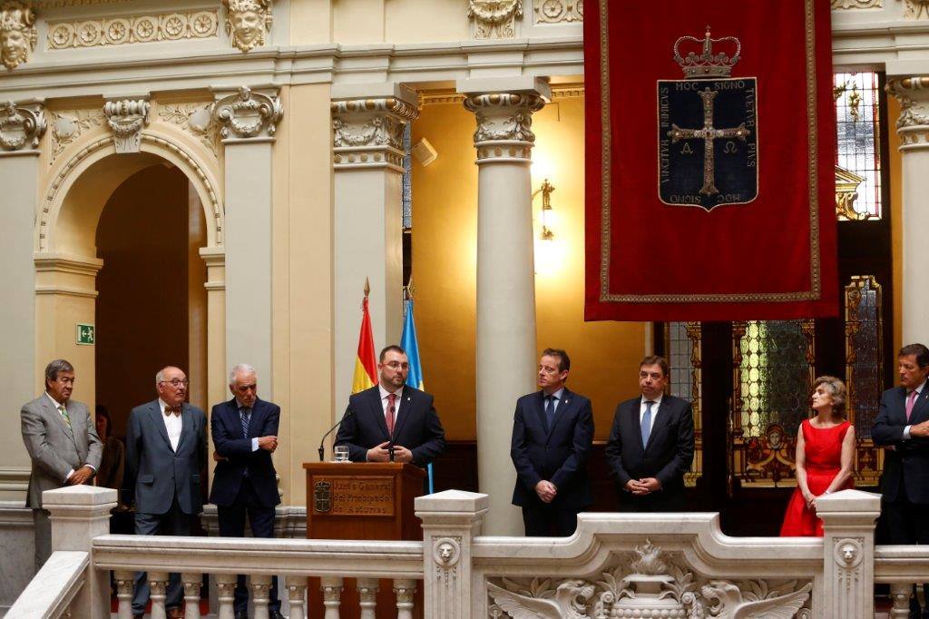 Adrián Barbón ha prometido el cargo de presidente del Principado en una ceremonia solemne desarrollada en la Junta General. Ha estado arropado por expresidentes regionales Javier Fernánder, Francisco Álvarez Cascos, Juan Luis Rodríguez Vigil y Pedro de Silva y los ministros en funciones María Luisa Carcedo y Luis Planas. 