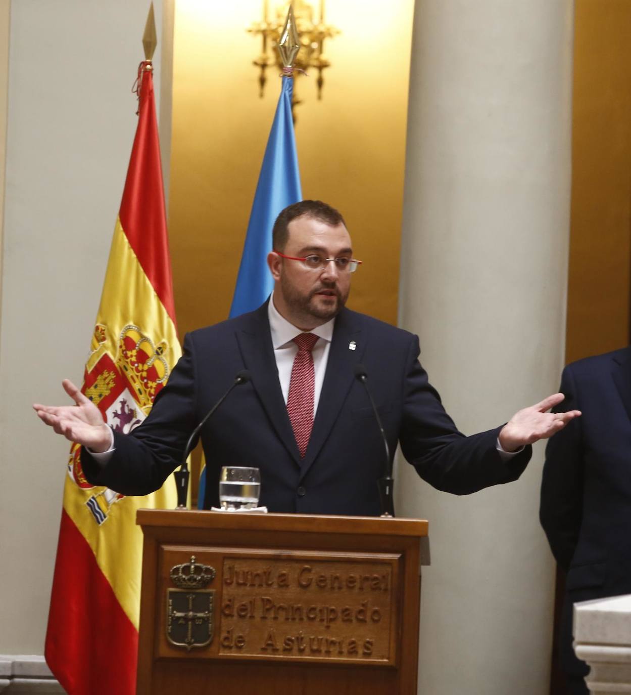 Adrián Barbón ha prometido el cargo de presidente del Principado en una ceremonia solemne desarrollada en la Junta General. Ha estado arropado por expresidentes regionales Javier Fernánder, Francisco Álvarez Cascos, Juan Luis Rodríguez Vigil y Pedro de Silva y los ministros en funciones María Luisa Carcedo y Luis Planas. 