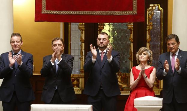 El presidente de la Junta, Marcelino Marcos Líndez, el ministro Luis Planas, Adrián Barbón, la ministra María Luisa Carcedo y el presidente saliente, Javier Fernández. 