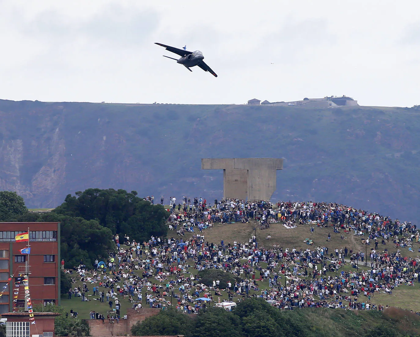 Miles de personas disfrutaron finalmente del Festival Aéreo de Gijón que, debido a la falta de visibilidad en el aeropuerto de Asturias, tuvo que retrasarse dos horas y media. Únicamente se canceló la participación de los aviones ultraligeros. 