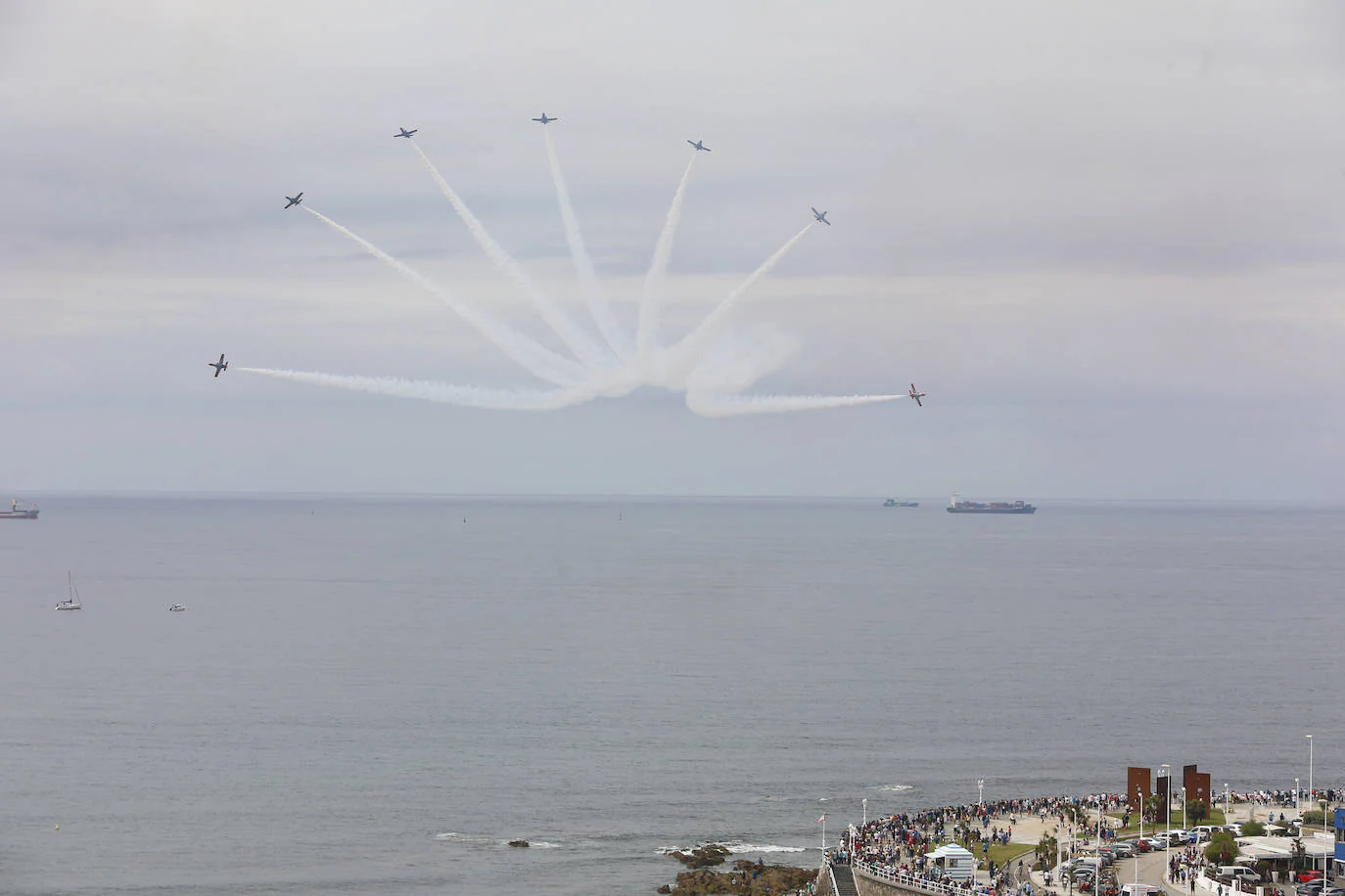 Miles de personas disfrutaron finalmente del Festival Aéreo de Gijón que, debido a la falta de visibilidad en el aeropuerto de Asturias, tuvo que retrasarse dos horas y media. Únicamente se canceló la participación de los aviones ultraligeros. 