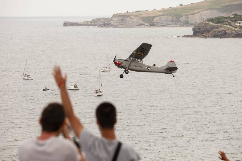 Miles de personas disfrutaron finalmente del Festival Aéreo de Gijón que, debido a la falta de visibilidad en el aeropuerto de Asturias, tuvo que retrasarse dos horas y media. Únicamente se canceló la participación de los aviones ultraligeros. 