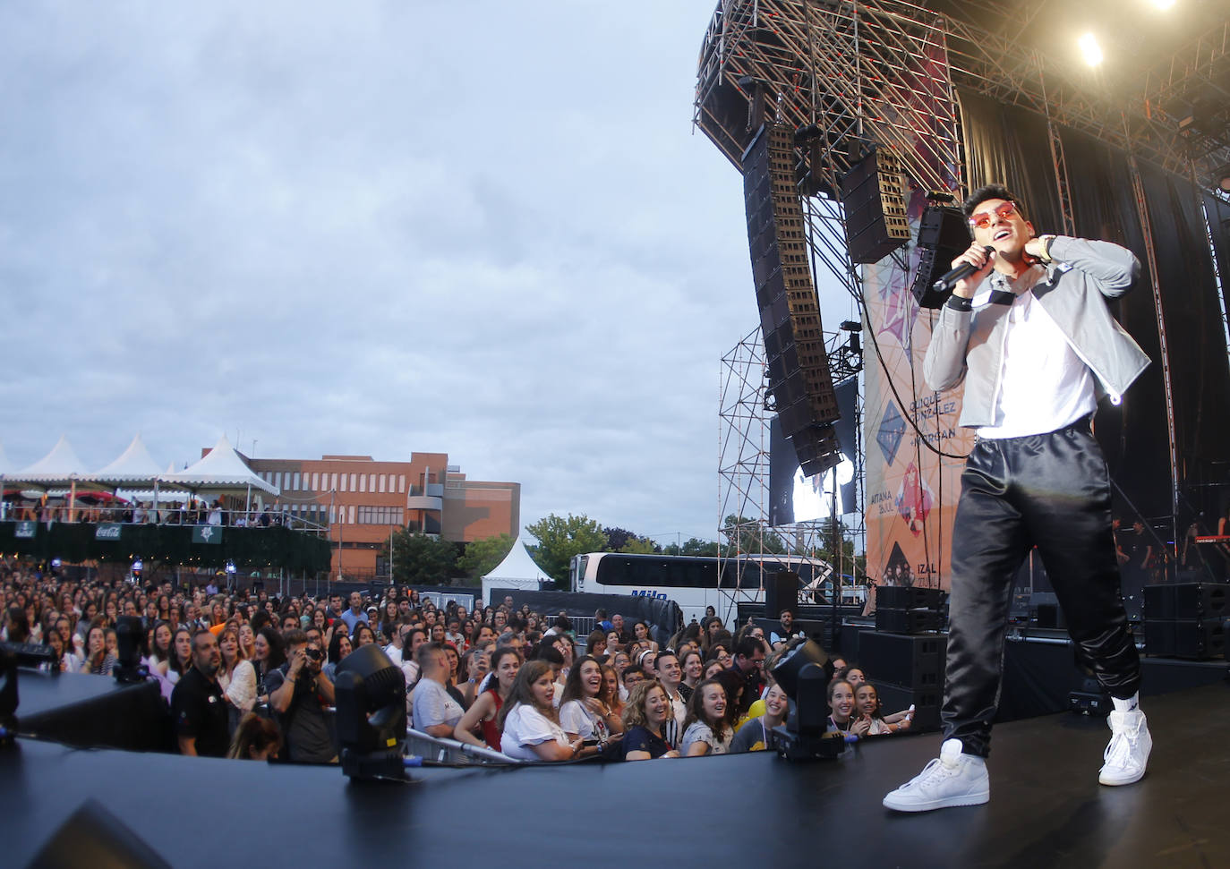 Los concursantes de la última edición del programa 'Operación Triunfo' congregaron a unos 4.000 incondicionales la explanada de Marina Civil.