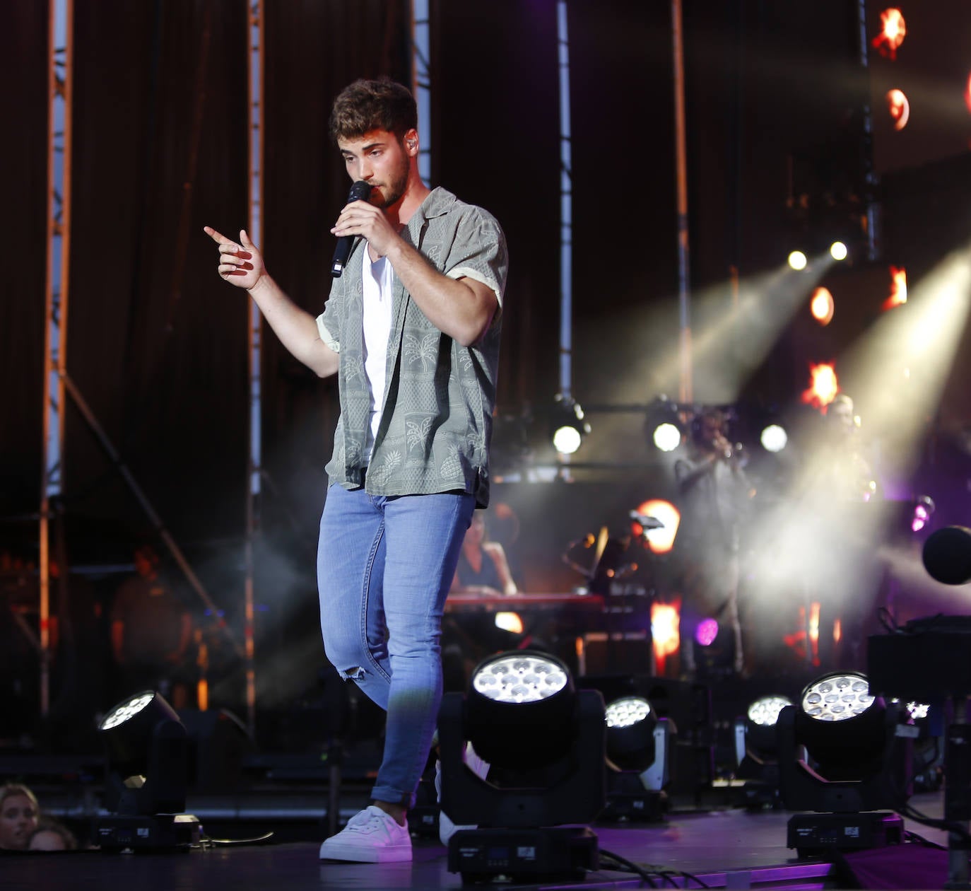 Los concursantes de la última edición del programa 'Operación Triunfo' congregaron a unos 4.000 incondicionales la explanada de Marina Civil.