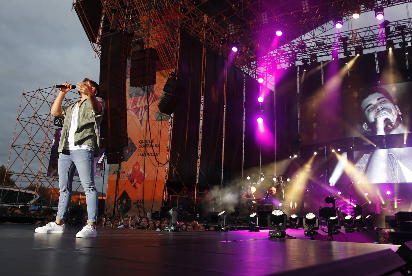 Los concursantes de la última edición del programa 'Operación Triunfo' congregaron a unos 4.000 incondicionales la explanada de Marina Civil.