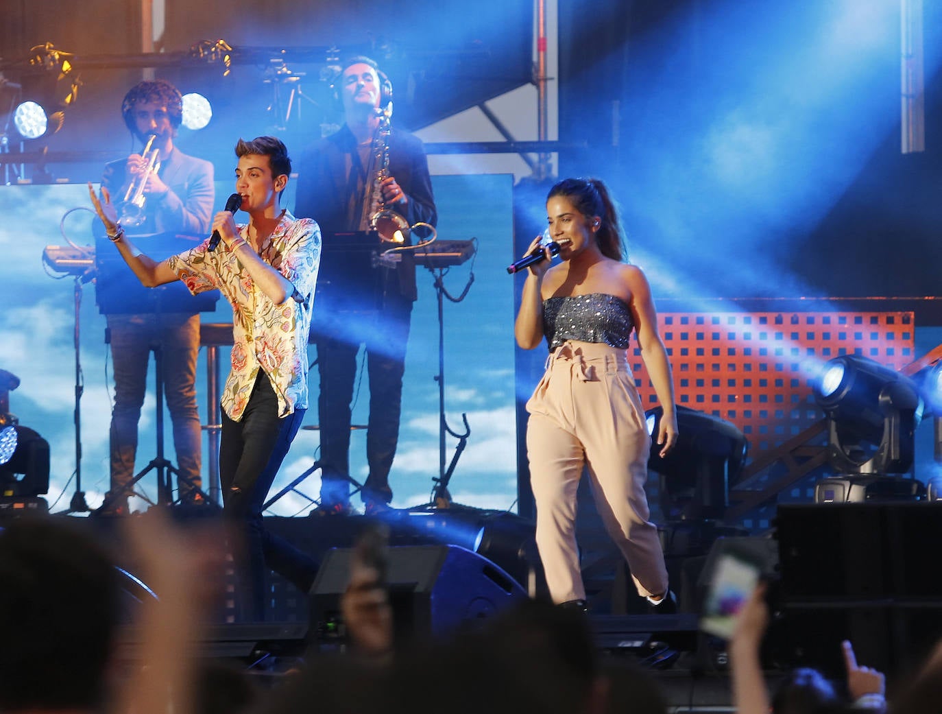 Los concursantes de la última edición del programa 'Operación Triunfo' congregaron a unos 4.000 incondicionales la explanada de Marina Civil.