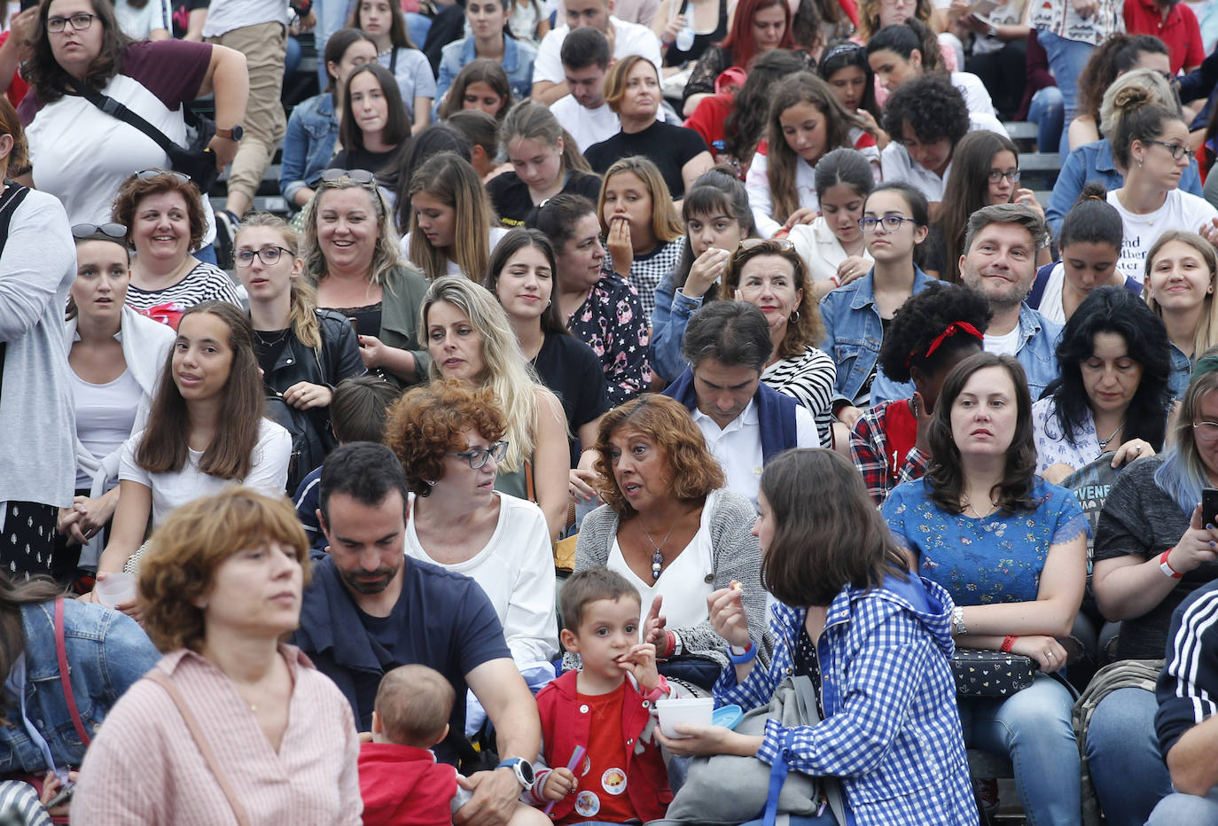 Los concursantes de la última edición del programa 'Operación Triunfo' congregaron a unos 4.000 incondicionales la explanada de Marina Civil.