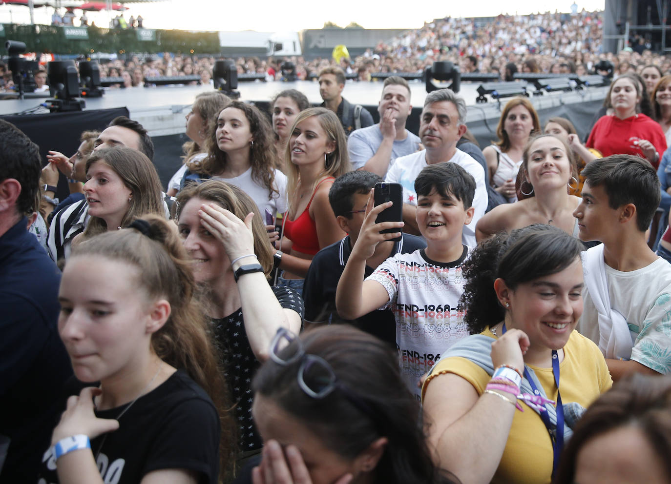 Los concursantes de la última edición del programa 'Operación Triunfo' congregaron a unos 4.000 incondicionales la explanada de Marina Civil.
