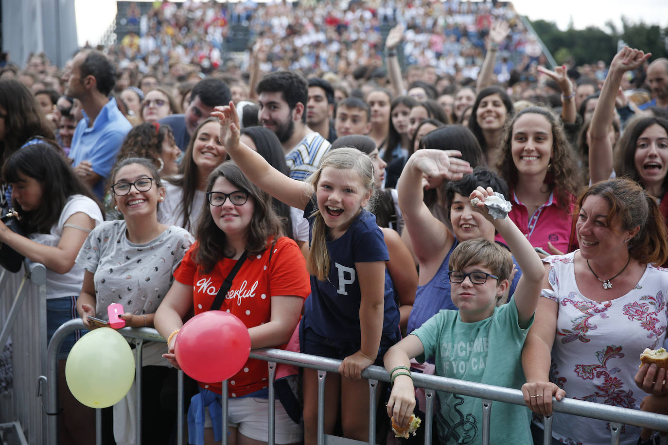 Los concursantes de la última edición del programa 'Operación Triunfo' congregaron a unos 4.000 incondicionales la explanada de Marina Civil.