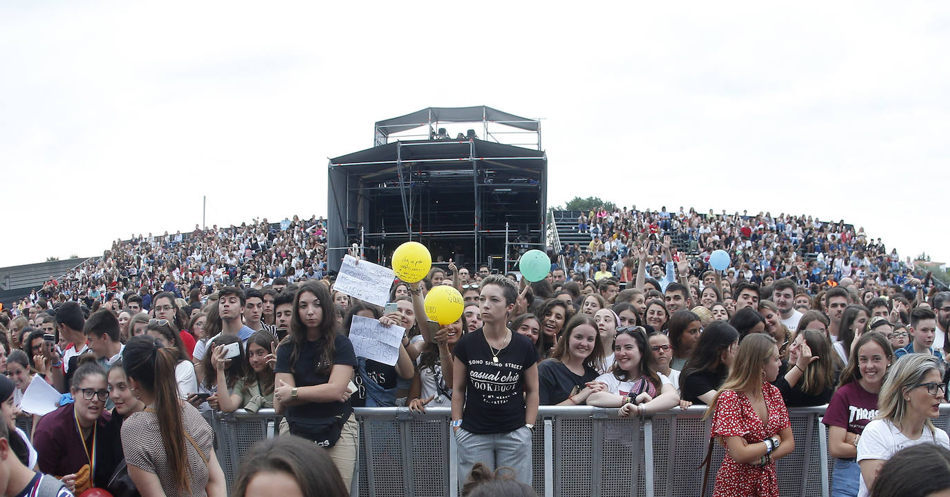 Los concursantes de la última edición del programa 'Operación Triunfo' congregaron a unos 4.000 incondicionales la explanada de Marina Civil.