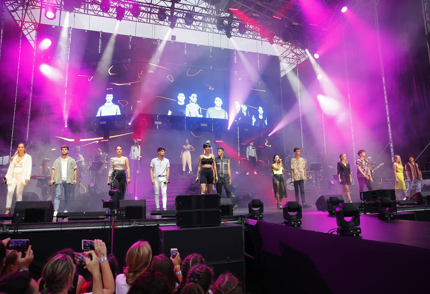 Los concursantes de la última edición del programa 'Operación Triunfo' congregaron a unos 4.000 incondicionales la explanada de Marina Civil.