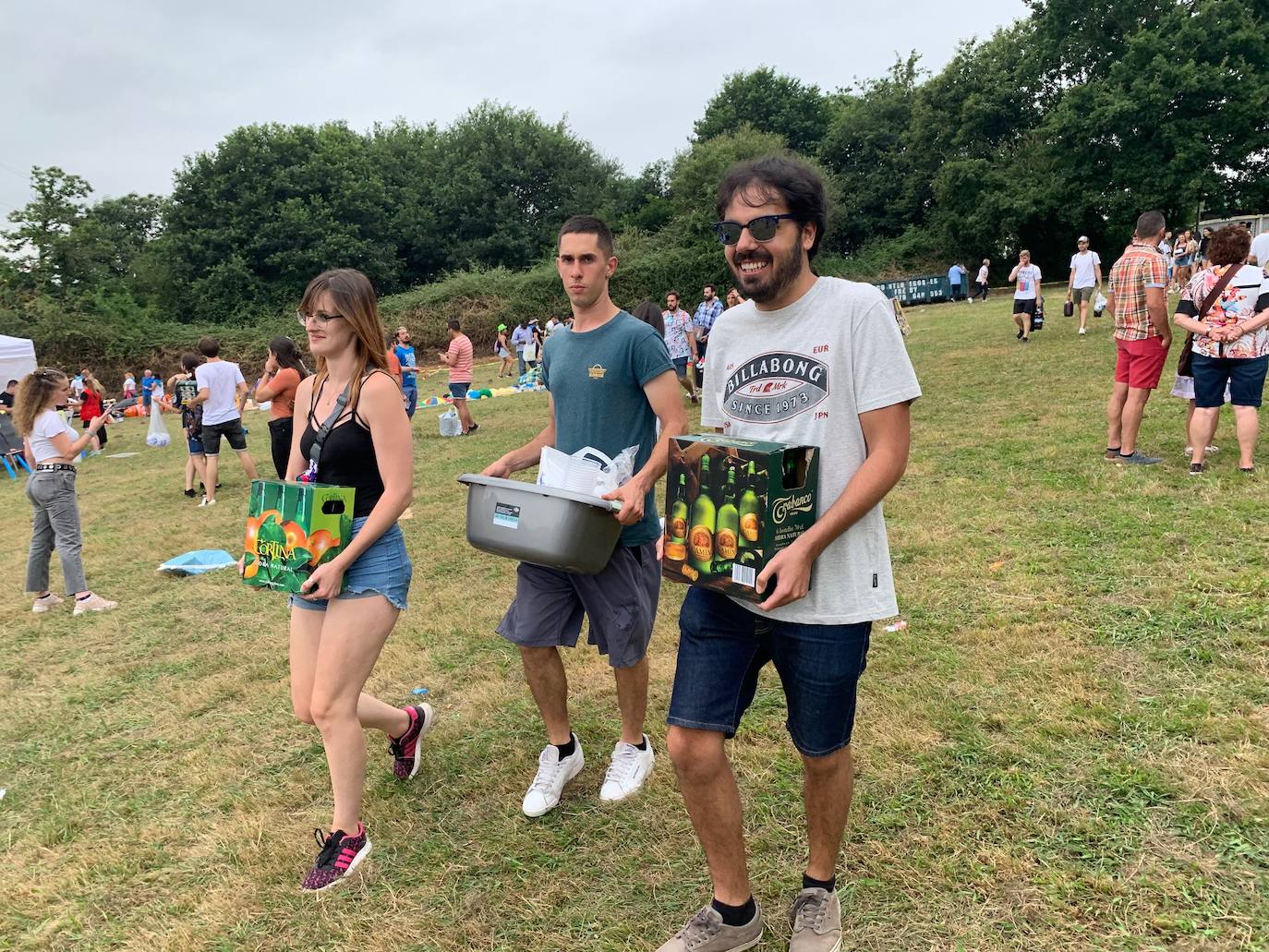 El campo de Los campos de la Sobatiella reciben a cientos de personas para disfrutar de una jornada festiva en la se pone coto al botellón. 