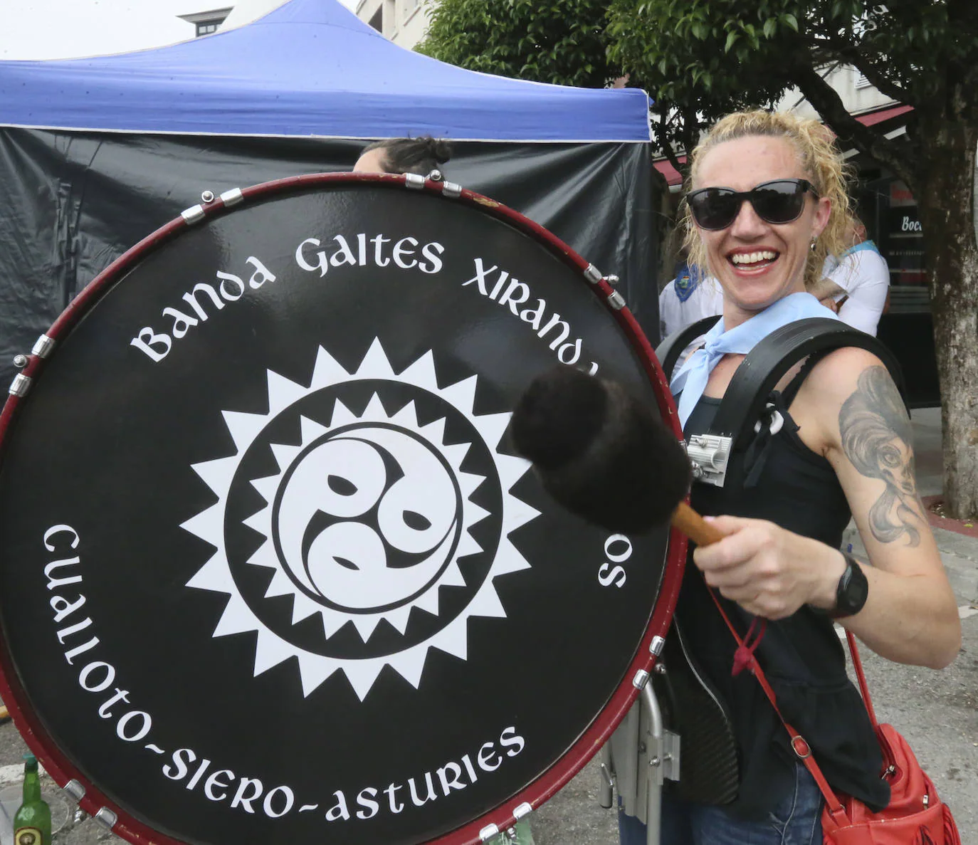 El campo de Los campos de la Sobatiella reciben a cientos de personas para disfrutar de una jornada festiva en la se pone coto al botellón. 