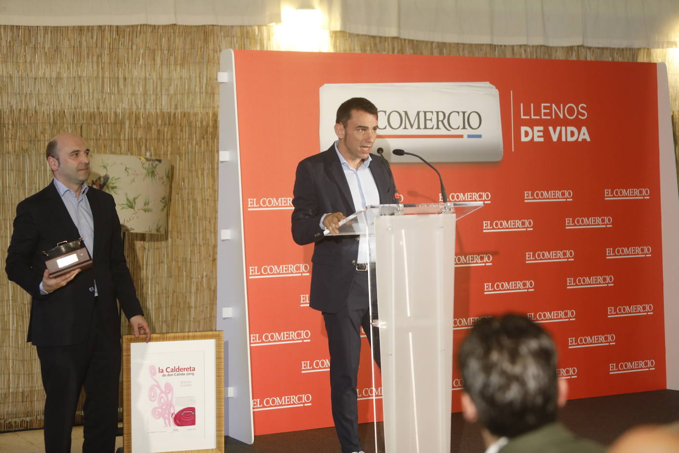 Este lunes tuvo lugar la entrega de los Premios Calderetas de Don Calixto en el Palacio de La Riega, en donde se reconoció a Albert Adrià, como Maestro Nacional; El Cenador del Azul, Maestro Asturiano, y Ricardo Fernández a la proyección. Marcos Granda estrena un nuevo premio al Impulso Gastronómico.