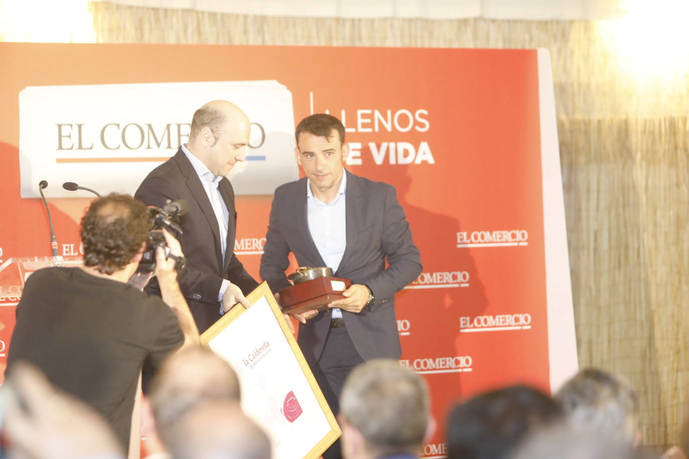 Este lunes tuvo lugar la entrega de los Premios Calderetas de Don Calixto en el Palacio de La Riega, en donde se reconoció a Albert Adrià, como Maestro Nacional; El Cenador del Azul, Maestro Asturiano, y Ricardo Fernández a la proyección. Marcos Granda estrena un nuevo premio al Impulso Gastronómico.