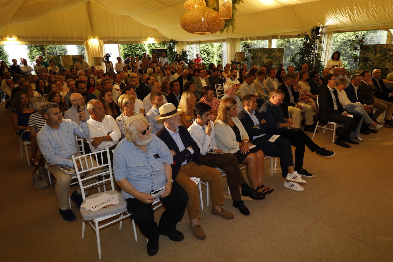 Este lunes tuvo lugar la entrega de los Premios Calderetas de Don Calixto en el Palacio de La Riega, en donde se reconoció a Albert Adrià, como Maestro Nacional; El Cenador del Azul, Maestro Asturiano, y Ricardo Fernández a la proyección. Marcos Granda estrena un nuevo premio al Impulso Gastronómico.