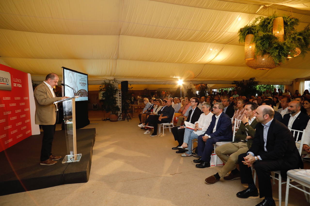 Este lunes tuvo lugar la entrega de los Premios Calderetas de Don Calixto en el Palacio de La Riega, en donde se reconoció a Albert Adrià, como Maestro Nacional; El Cenador del Azul, Maestro Asturiano, y Ricardo Fernández a la proyección. Marcos Granda estrena un nuevo premio al Impulso Gastronómico.