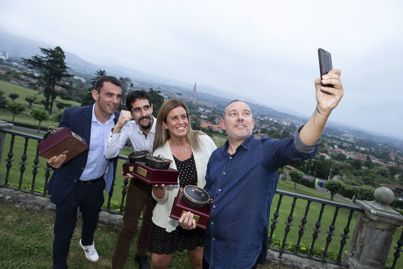Este lunes tuvo lugar la entrega de los Premios Calderetas de Don Calixto en el Palacio de La Riega, en donde se reconoció a Albert Adrià, como Maestro Nacional; El Cenador del Azul, Maestro Asturiano, y Ricardo Fernández a la proyección. Marcos Granda estrena un nuevo premio al Impulso Gastronómico.