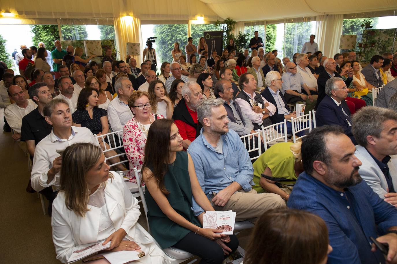Este lunes tuvo lugar la entrega de los Premios Calderetas de Don Calixto en el Palacio de La Riega, en donde se reconoció a Albert Adrià, como Maestro Nacional; El Cenador del Azul, Maestro Asturiano, y Ricardo Fernández a la proyección. Marcos Granda estrena un nuevo premio al Impulso Gastronómico.