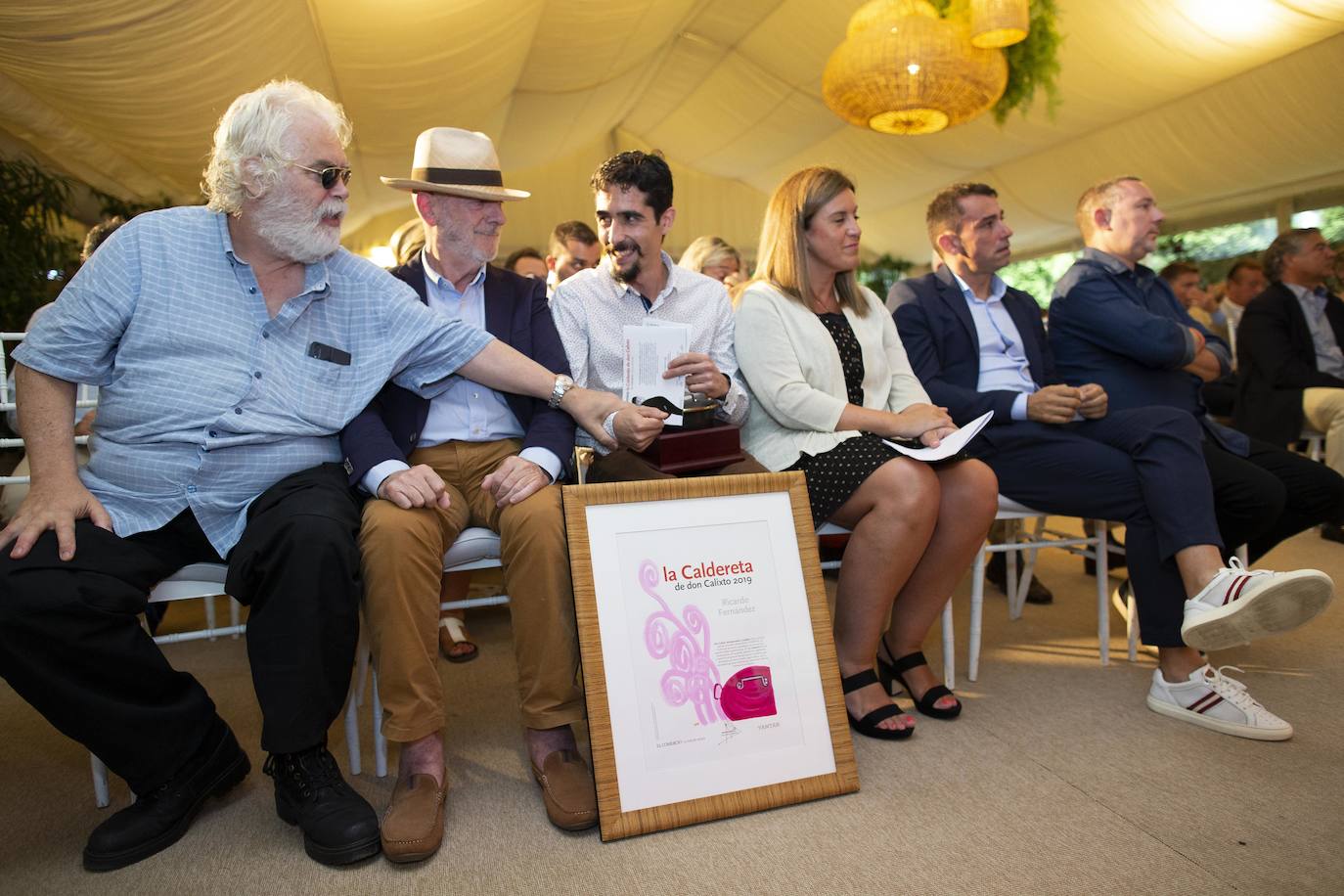 Este lunes tuvo lugar la entrega de los Premios Calderetas de Don Calixto en el Palacio de La Riega, en donde se reconoció a Albert Adrià, como Maestro Nacional; El Cenador del Azul, Maestro Asturiano, y Ricardo Fernández a la proyección. Marcos Granda estrena un nuevo premio al Impulso Gastronómico.