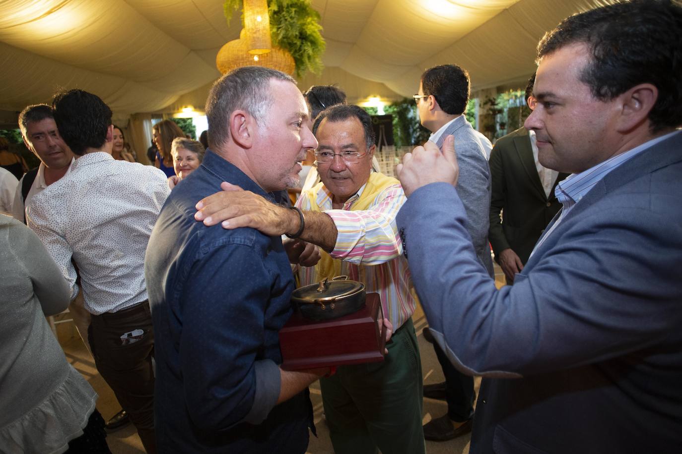 Este lunes tuvo lugar la entrega de los Premios Calderetas de Don Calixto en el Palacio de La Riega, en donde se reconoció a Albert Adrià, como Maestro Nacional; El Cenador del Azul, Maestro Asturiano, y Ricardo Fernández a la proyección. Marcos Granda estrena un nuevo premio al Impulso Gastronómico.